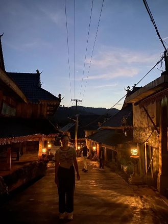 在夜幕降临的边境村庄.png