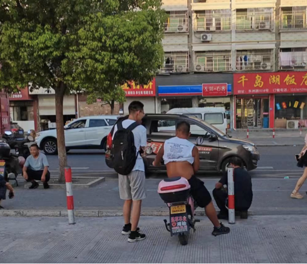 组员与日结工人交流.png