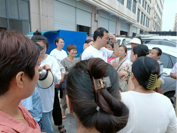 被日结工包围的招工老板.png