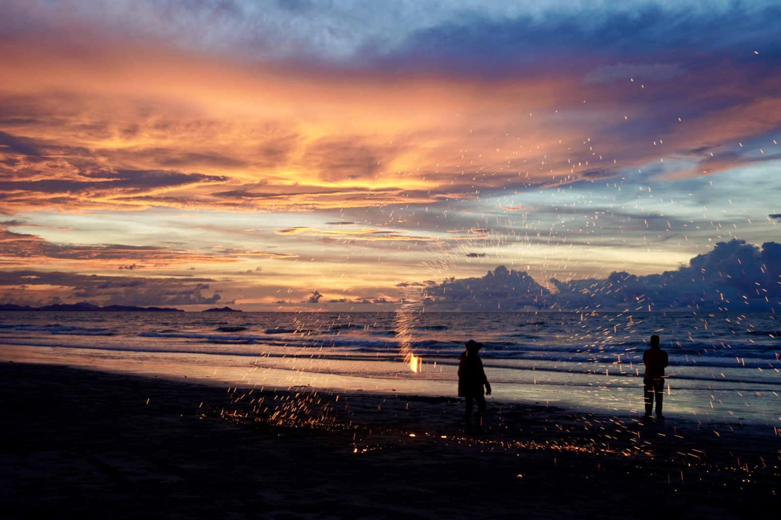 1763947122353204.jpg 佳作奖-夕阳下的打铁花-郭骁鋆.jpg